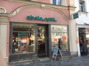 Das Bild zeigt den Eingang unserer Filiale in Straubing.